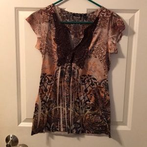 Short-sleeve patterned shirt with lace accents